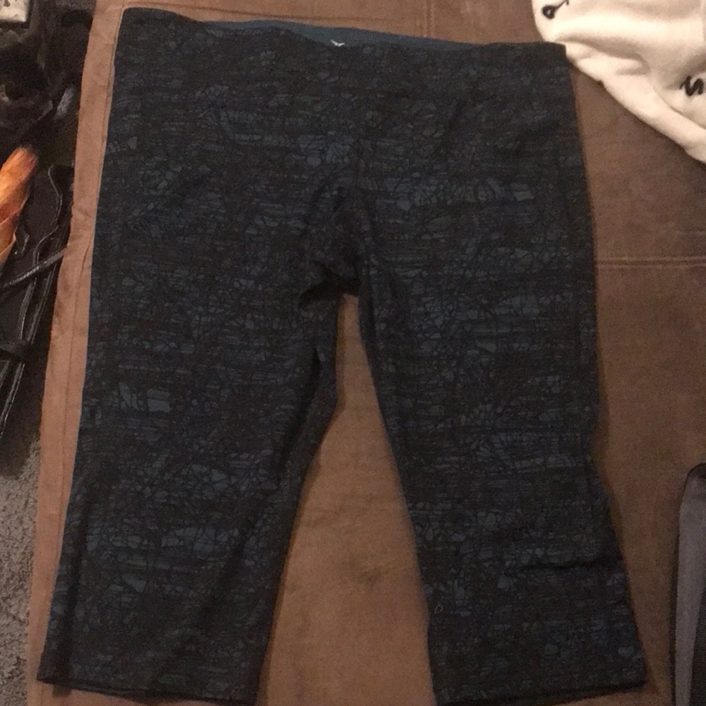 Old Navy active wear Capri. Black and Blue
